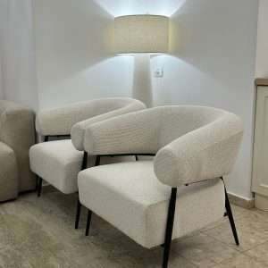 כורסה בד ארוג עם רגלי ברזל שחורות – נוחות בעיצוב מודרני