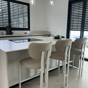 כיסא בר מודרני לגובה 90 ס”מ – גוון שמנת עם רגלי מתכת לבנות
