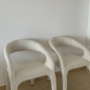 כיסא טרקלין מרופדים בגוון שמנת בהיר בבד ארוג