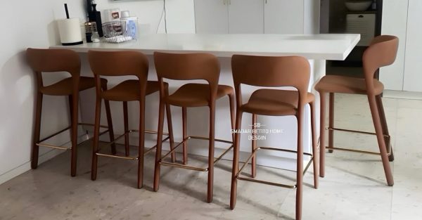 כיסא בר דמוי עור בגוון קאמל עם מסגרת זהב – דגם קלאסיק גולד