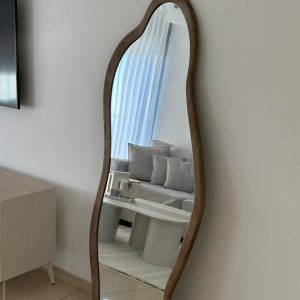 מראת גוף מעוצבת במסגרת דמוי אגוז – 180/72 ס”מ